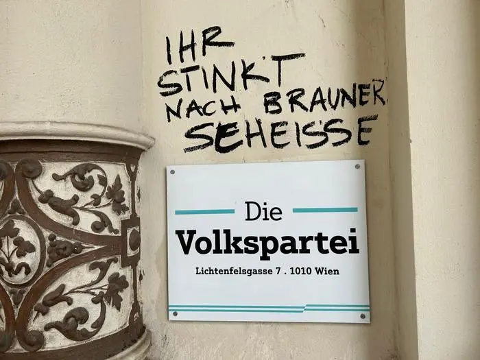 Schriftzug auf den Wänden der ÖVP-Parteizentrale