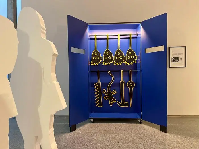 Kasten mit Figuren von Kiki Kogelnik