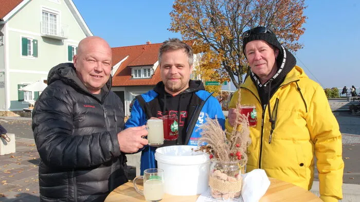 Am Marktplatz wurden die Gäste mit Kastanien und Sturm bewirtet.