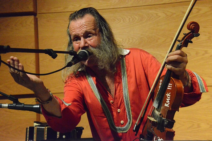 Das Zillertaler Musikoriginal Erwin Aschenwald in Aktion