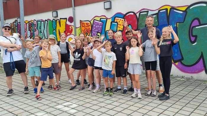 Graffiti-Künstler Marvin Busta und Organisator Norbert Lipp mit den Kindern beim Street-Art-Workshop in St. Ruprecht an der Raab