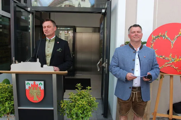 Überaus zufrieden mit dem architektonischen Endergebnis zeigten sich Bürgermeister Manfred Reisenhofer und Amtsleiter Andreas Schwab. "Wir verfügen nun über genügend Büroräume, einen großen Sitzungssaal und ein modernes Archiv", so Reisenhofer.