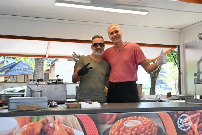 Über 200 Köstlichkeiten stehen auf dem Programm – von knackigen Street-Food-Klassikern über exotische Gerichte bis hin zu süßen Verlockungen. Die Besucherinnen und Besucher können nach Herzenslust probieren, teilen und genießen. 