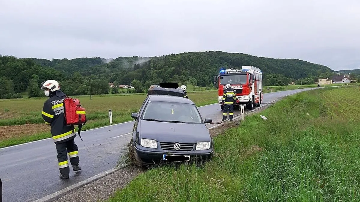 Die FF Schwarzau und Wolfsberg konnten den Pkw bergen und sicher abstellen