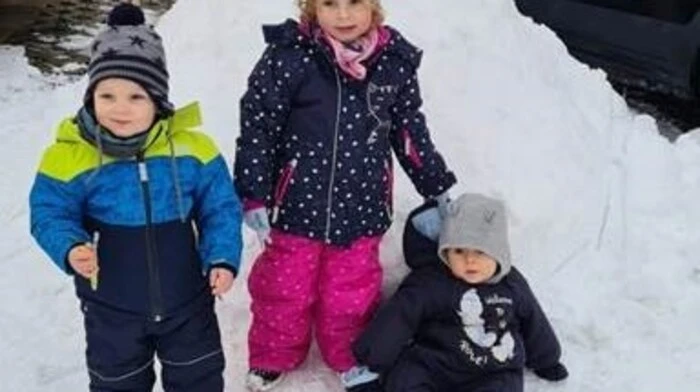 Diesen riesigen Schneemann bauten Lena, Timo und Jonas mit Oma Oswald in Krast bei Arnfels.
