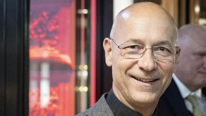 Dompfarrer Toni Faber darf 2027 (noch) nicht aufs ORF-Tanzparkett