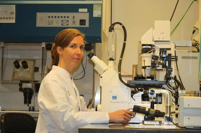 Dorit Kieslinger bei ihrer Arbeit am Institut für künstliche Befruchtung an der Universitätsklinik in Amsterdam