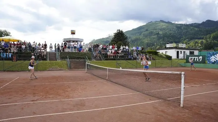 Auf den Center Courts in Bruck duellieren sich bald die besten Jugenspielerinnen und -spieler des Landes