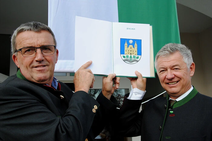 Der Landtagsabgeordnete Peter Tschernko übergab Bürgermeister Manfred Tatzl und dem Gemeindevorstand die Urkunde, durch die die Steiermärkische Landesregierung der Gemeinde das „Recht zur Führung eines Gemeindewappens“ verleiht. 