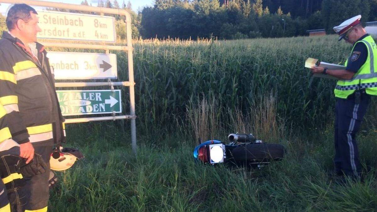 Das Motorrad landete im Straßengraben