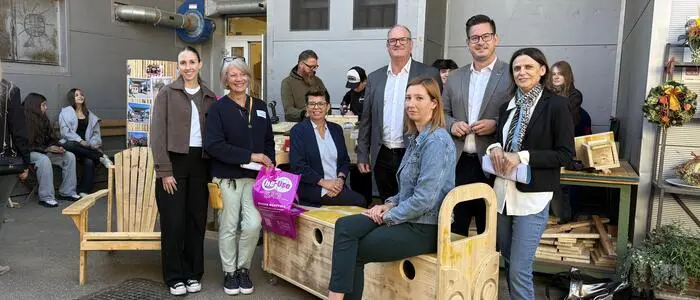 Hermine Mittendrein (Kompetenz-Geschäftsführerin, 2. v. l.) und Volker Vehovec (Obmann Abfallwirtschaftsverband Leibnitz, 4. v. l.) präsentierten das neue Projekt mit dem Titel „RE.CIRCLE“ beim Tag der offenen Tür