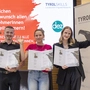 Die drei Bestplatzierten jubeln in Innsbruck und zeigen ihre Urkunden