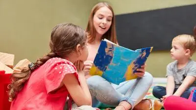 Tagesmutter und Kinder beim Vorlesen
