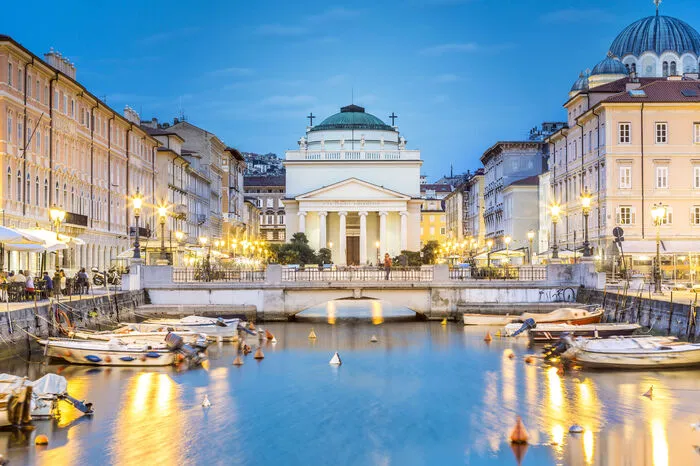 Canal Grande. Das Borgo Teresiano (Theresienvorstadt) stellt die „Neustadt“ zwischen Piazza d’Unità d’Italia und dem Hauptbahnhof dar und wurde von Kaiserin Maria Theresia von Österreich gegen Mitte des 18. Jahrhunderts auf trockengelegten Salinen im Zuge der damaligen Stadterweiterung erbaut. Zentrum des Borgo Teresiano ist der Canal Grande.