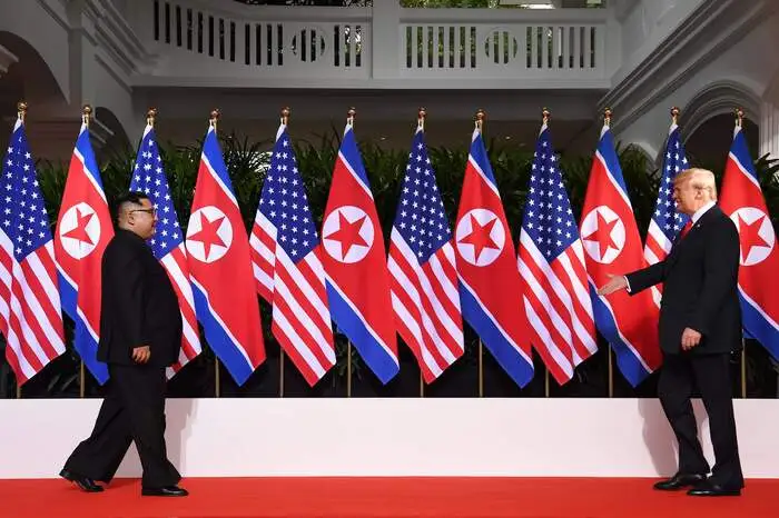 Zum Auftakt des Gipfels hatten sich Trump und Kim vor jeweils sechs Flaggen der USA und Nordkoreas in dem Kolonialbau den Kameras gestellt.