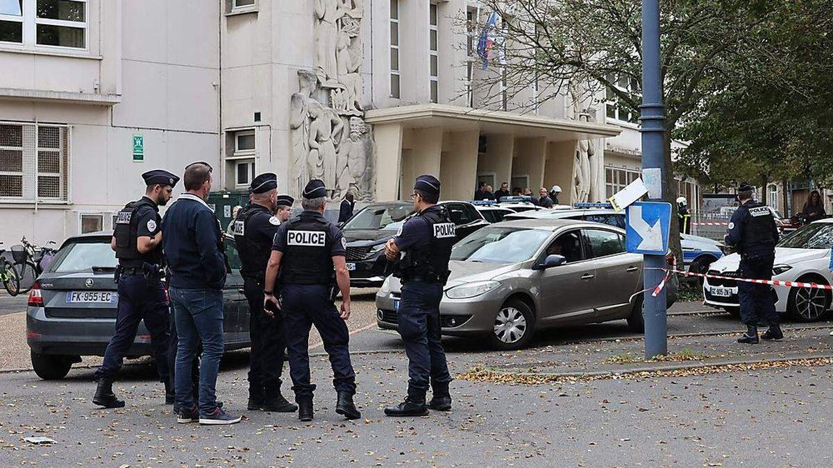 Französische Polizei sperrt Gambetta-Gymnasium in Arras ab.