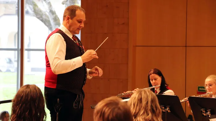 Kapellmeister Martin Schrall hatte die Gesamtleitung für das Frühlingskonzert Programm 2023 über.