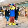 Kohlberger (links) und Pössenbacher freuen sich zusammen mit ihrem Maskottchen auf die Eröffnung