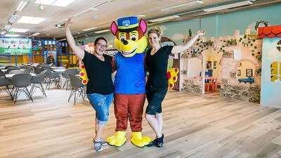 Kohlberger (links) und Pössenbacher freuen sich zusammen mit ihrem Maskottchen auf die Eröffnung
