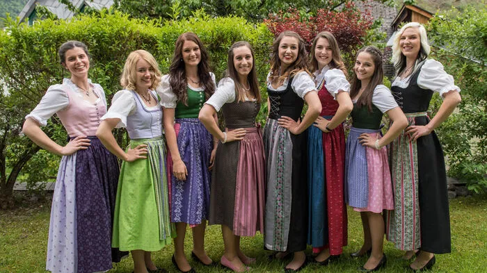 Acht Kandidatinnen haben sich am Samstagabend der Wahl zur Narzissenkönigin 2017 gestellt: Lisa Streußnig, Carina Waldner, Brigitte Maier, Carina Gruber, Claudia Plöchl, Maria Benischek, Theresa Rinnhofer und Melanie Mayer (von links nach rechts).