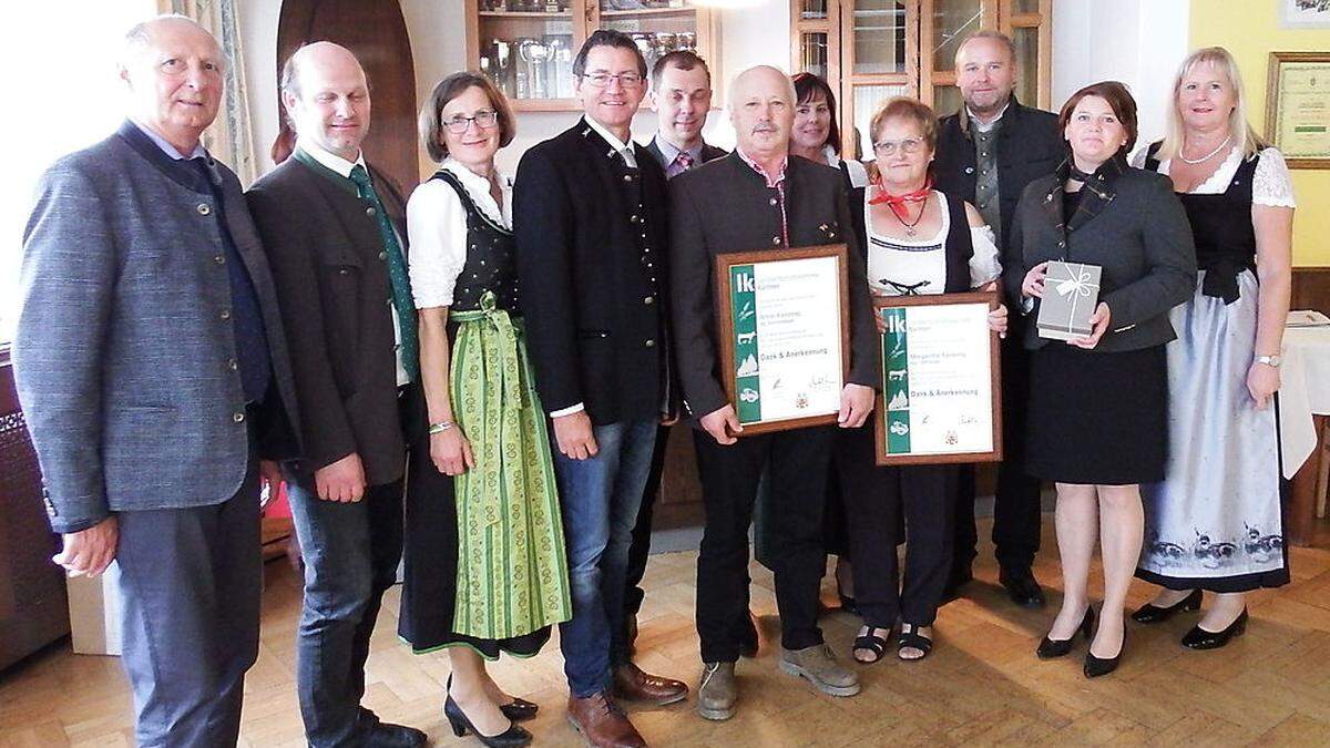 Margarethe und Anton Kastionig aus Lavamünd (mit den Urkunden in der Hand) haben ihre beiden Betriebe ebenfalls an die Hofnachfolger übergeben