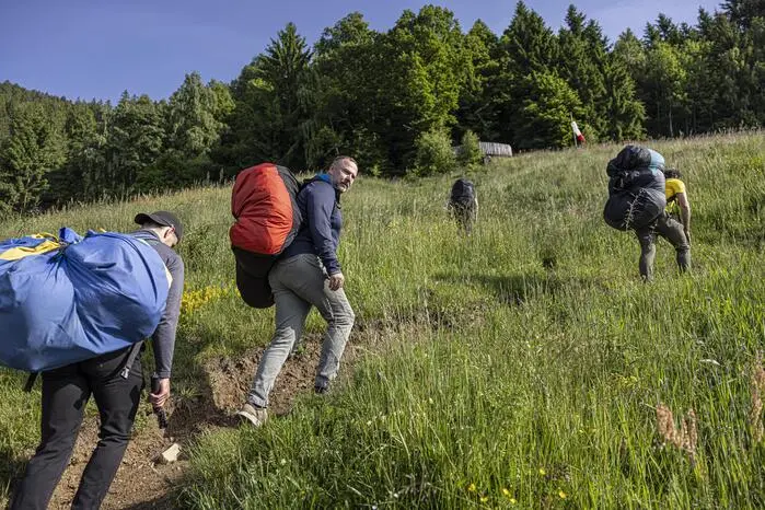 Mit dem Schirm im Gepäck geht es hinauf