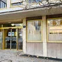 Hier können die Wahlkarten am Fenster beantragt und abgegeben werden. Gewählt wird in einer Freiluft-Wahlkabine am Standesamtsplatz