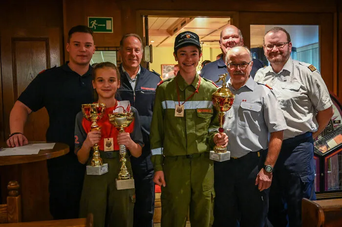 Zur Siegerehrung konnte Bereichsjugendbeauftragter Ernst Mündler den Bereichsfeuerwehrkommandanten Manfred Harrer, den Landessonderbeauftragten für die FeuerwehrjugendPeter Kirchengast sowie Fredi Reinwald begrüßen. Bernd Pongratz übergab die Organsation des Kegelturniers übrigens an Silvio Pongratz.  