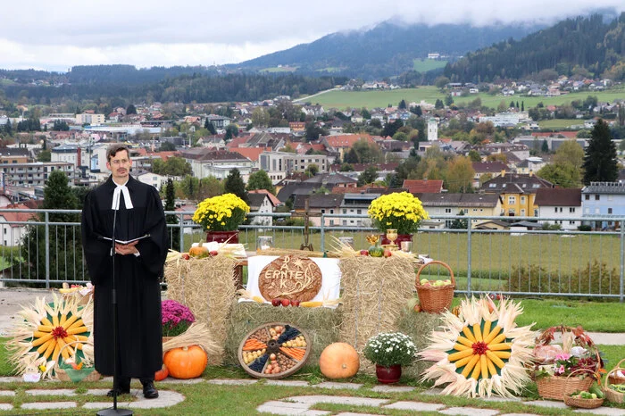 Pfarrer Max Reisinger feierte den Familiengottesdienst im KUH-Park