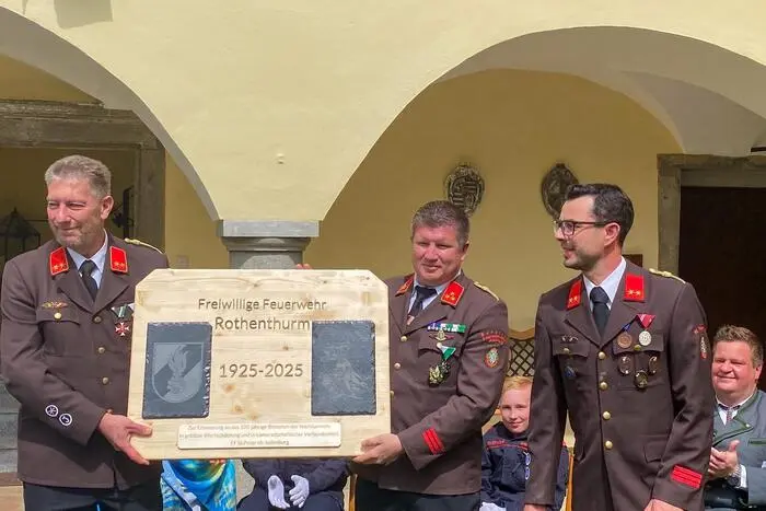 Die Feuerwehr St. Peter überreichte eine hölzerne Ehrentafel.