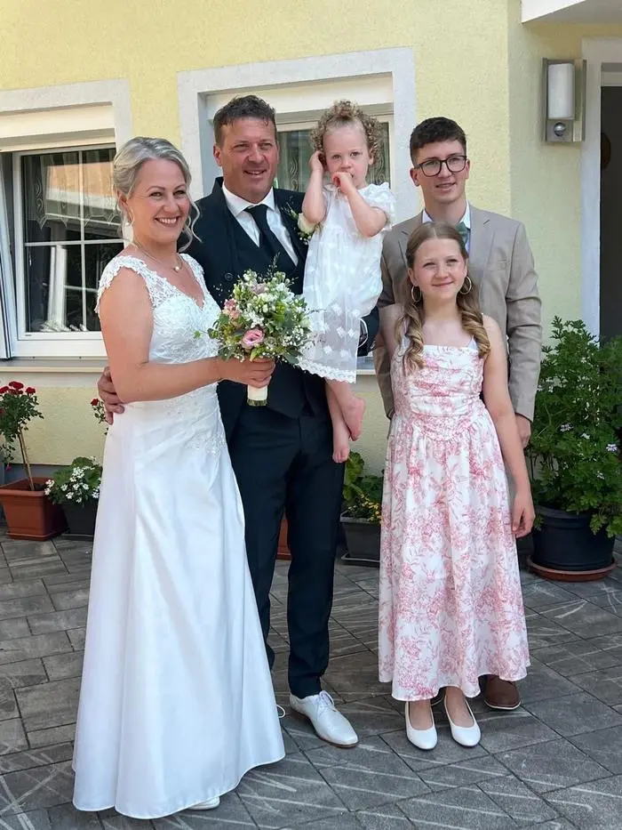 Das Ehepaar Smrtnik mit ihren drei Kindern