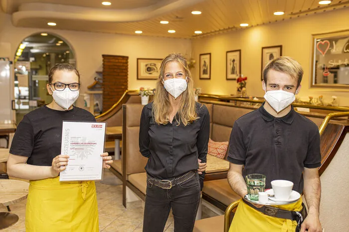 Im Stadtcafé in der Lidmanskygasse herrscht Vorfreude auf das Wiedersehen mit den Gästen.