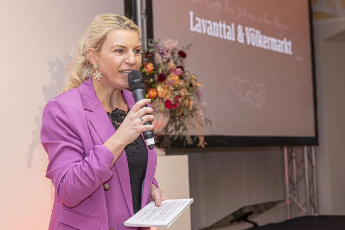 Moderatorin Martina Klementin führte durch den stimmungsvollen Abend. Leserinnen und Leser der Kleinen Zeitung hatten im Vorfeld ihre Favoritinnen und Favoriten für die "Köpfe des Jahres" nominiert, danach gab es eine Online-Abstimmung. Das Ergebnis wurde am Montagabend präsentiert. Und die "Köpfe des Jahres" sind: