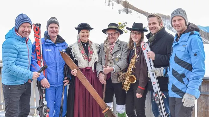Trachtig und mit musikalischem Schwung ging das Winterauftakt in Heiligenblut am Großglockner über die Bühne. Die Skiregion präsentierte sich mit optimal präparierten Pisten und besten Schneeverhältnissen. Die neue Beschneiungsanlage in der Fleiss wurde eingeweiht und im Dorf bis in die Nacht hinein gefeiert. Am Foto: Moderator Joschi Peharz, Geschäftsführer der Großglockner Bergbahnen Peter Schmidl, Obfrau der Trachtenfrauen Erika Traun, Bergführer Johann Lackner, Maria Bäuerle von der Trachtenkapelle Heiligenblut, Ressortmanager Michael Petschnigg, und Tourismusverband-Obmann Martin Lackner.