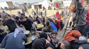Displaced Palestinians receive food aid in Khan Yunis KHAN YUNIS, GAZA - DECEMBER 6: Displaced Palestinians receive food, distributed by a charity organization as people struggle with hunger due to limited number of humanitarian aid entries in al-Mawasi region of Khan Yunis, Gaza on December 6, 2025. Abed Rahim Khatib / Anadolu Khan Yunis Gaza. Editorial use only. Please get in touch for any other usage. PUBLICATIONxNOTxINxTURxUSAxCANxUKxJPNxITAxFRAxAUSxESPxBELxKORxRSAxHKGxNZL Copyright: x2025xAnadoluxAbedxRahimxKhatibx