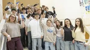 Schüler und Lehrerin mit Handys | Noch haben die Viertklässler des BORG Wolfsberg ihre Handys. Auch Lehrerin Eva Fischer wird ihr Smartphone am Mittwoch abgeben