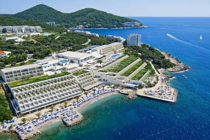 Die Auszeichnung für das beste Hotel 2023 hängt jetzt im Dubrovnik President Valamar Collection Hotel (5 Sterne), gelegen an der Spitze der grünen Halbinsel Babin Kuk.