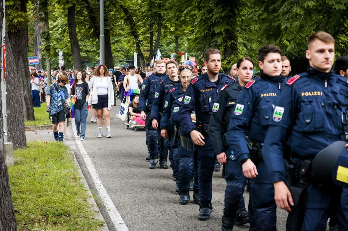 ... eskortiert von viel Polizei - aus Sicherheitsgründen.