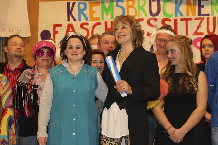 Die Organisatorin Anneliese Oberscheider, Spielleiterin der Theatergruppe Kremsbrücke, freut sich über ausverkaufte Sitzungen: "Wir mussten sogar noch einen zusätzlichen Termin einschieben." Am Foto: Andrea Frühauf und Anneliese Oberscheider