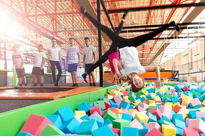 Auf mehr als 3600 Quadratmetern kann man dort Luftsprünge machen.