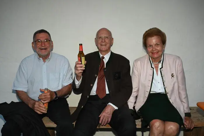 „Ein besonderer Dank der Besitzergemeinschaft des Schlosshofes und insbesondere Dorothea und Peter Gruber. Seit mittlerweile drei Jahrzehnten stellt sie die einzigartige Kulisse für das Konzert zur Verfügung und spendet Jahr für Jahr ein Spanferkel“, erzählt Obmann Franz Meierhofer. 