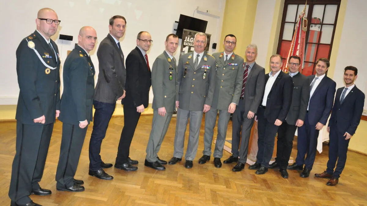 Major Georg Pilz (5.v.l.) mit einigen seiner Gäste am diesjährigen Neujahrsempfang des Jägerbataillons 17