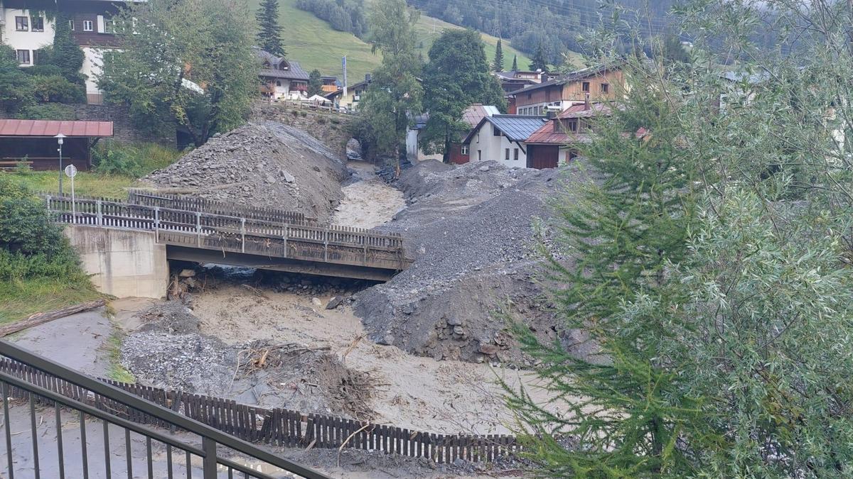 Die Verwüstungen, die Sturzbäche nach einem schweren Unwetter in der Nacht auf Samstag in ST. Anton am Arlberg hinterließen, werden noch lange sichtbar sein