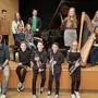Lehrer Martin Mairer, Tobias und Matteo Landsfried, Leon Ortner, Hannah Pitterl; Reihe Mitte v.l.: Mirjam und Tabea Kacetl, rechts vom Klavier: Amelie Rauter, Hannah Weger, Antonie Hofmann mit Lehrerin Stephanie Rauter (hinten); Hinten v.l.: Christian Zwittnig, Sarah Stotter, Lehrer Florian Weiler; 