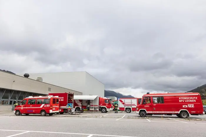 Einsatzfahrzeuge der Feuerwehr auf dem betroffenen Betriebsgelände