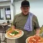 Der Küchenchef mit Burrata- und Diavolo-Pizza auf der Dachterrasse