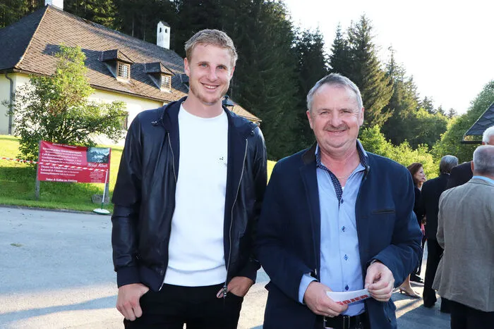 Der Spitzenfußballer Martin Hinteregger und sein Vater und Amtsleiter Fritz Hinteregger kamen zur Ehrung und zur Premiere.