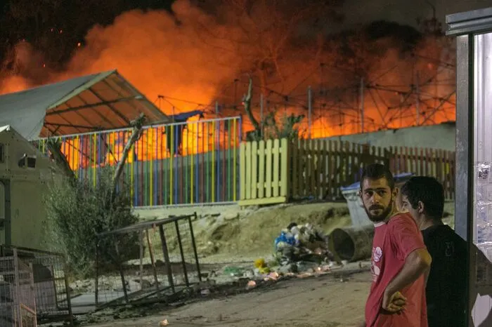 Die mehr als 5.000 Flüchtlinge, die sich im Lager aufhielten, flohen vor den Flammen.