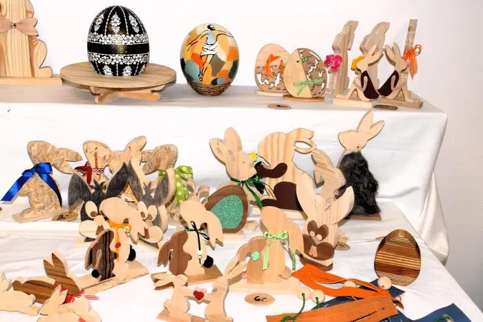 Von Osterschmuck über Wachskerzen und Holzhasen, über Körbe und Holzspielzeug bis zu Keramik und Töpferwaren waren zu sehen. 
