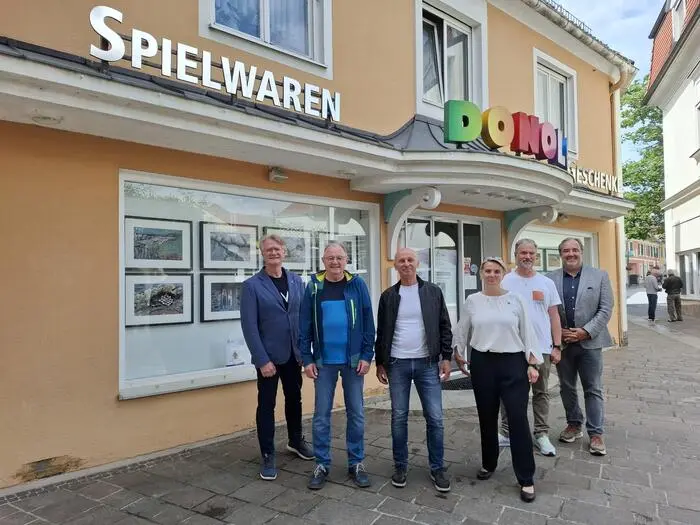 Kulturreferent Hermann Mauritsch, die beiden Fotografen Reinhold Schrank und Johann Gaug, Bürgermeisterin Bettina Bauernhofer, ehemaliger Donolo-Geschäftsführer Walter Donolo und Leiter des Stadtmarketings Axel Dobrowolny